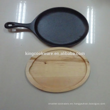 Sartén / placa sizzling antiadherente / pre sazonada de pizza de hierro fundido con base de madera